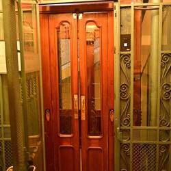 Antique elevator. No pappadums were available to photograph.