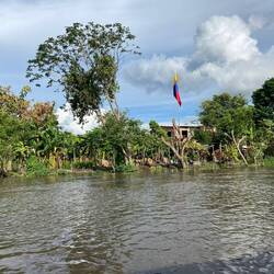 Der bor også grupper af mennesker ude i sumpen