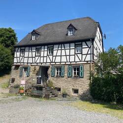 Die Pyrmonter Mühle mit schöner Terasse (hinter dem Gebäude)