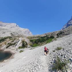 Erster See und Wassefall auf den Weg zum zweiten
