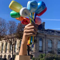 Sculpture by Jeff Koons- seems so out of place here