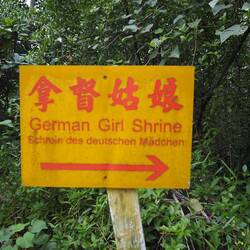 Multilingual directional sign to the German Girl Shrine.