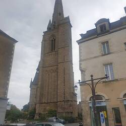 Tour gothique du XIIe, séparée de la nef de l'abbatiale St Sauveur à Redon