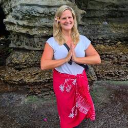 Mit Reis und Blume gesegnet