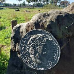 ...hier 2009 gefundenen Münzschatz aus der Römerzeit!