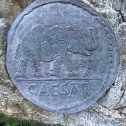 Riesige Nachbildungen von einem....