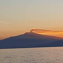 Das Foto muss einfach sein: Der Ätna von Kalabrien aus im Abendlicht