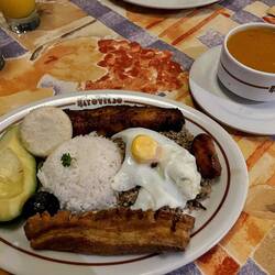 Bandeja Paisa con Frijoles