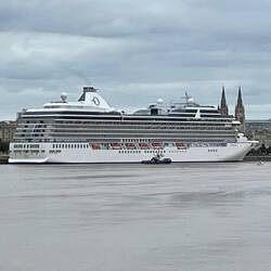 Large Cruise Ships stop here