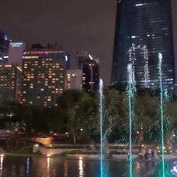 Wasser-Licht-Show hinter den Petronas Towers