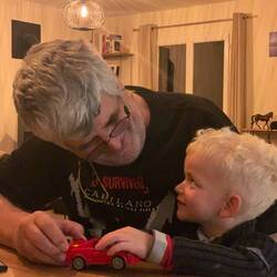 Quel besu regard de Martin avec cette oetite rouge luvre a domicile et montée par son papa et Rémilo
