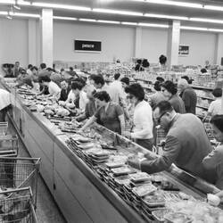 Folla al supermercato Esselunga a Milano, 13 giugno 1959