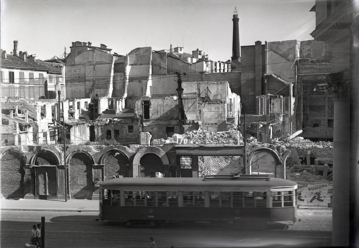 Un tram transita davanti agli edifici danneggiati dai bombardamenti del 1943, Milano