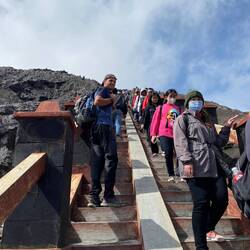 Die Trepoen hoch zum Vulkan