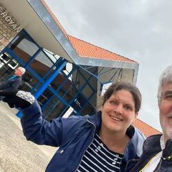 Premier accueil à l'arrivé du bus