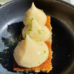 Lime cream with a biscuit