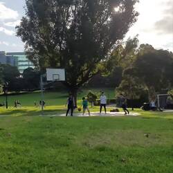 Den ersten Nachmittag im Victoria Park genießen (Max -in grün- spielt Basketball)