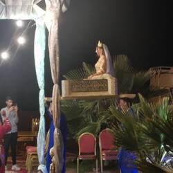 Dann musste die junge Frau allerlei Tänze der Träger mitmachen. Hat sie gut gemacht.