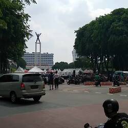 Street concert . . . they be rockin'