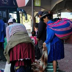 Während mir mit eusne moderne Backpacks reise, Reise d Bolivianer mit de traditionelle Backpacks