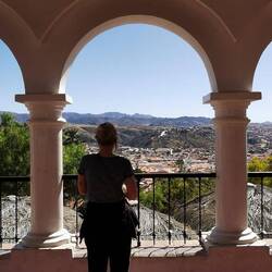 Panoramasicht über Sucre durch d Arkade vo dr Kirche San Felipe