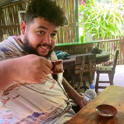 Simon nyder også sin kop kaffe (vi måtte også have en pose med hjem)