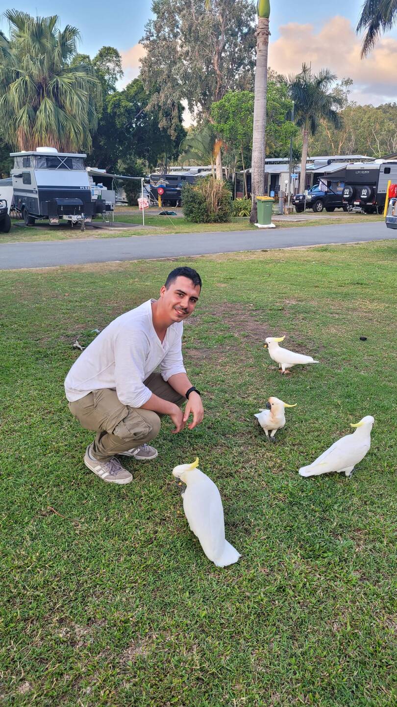 Biancaneve con i suoi cacatua