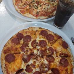 Pepperoni pizza e margarita pizza
