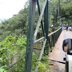 Indiens älteste Hängebrücke auf dem Weg zum Pomudi Stausee