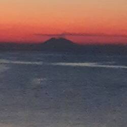 Sicht auf den rauchenden Stromboli auf der gleichnamigen Insel