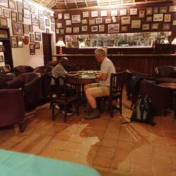 Aber der alte Barkeeper und Tennislehrer Francis ist zu einem Spielchen bereit.