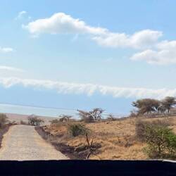 Die Wolken hängen über dem Kraterrand.