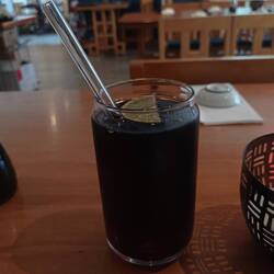 Mi sono ricreduta sulla Coca Cola con il limone. Cannuccia di vetro bravi gg.