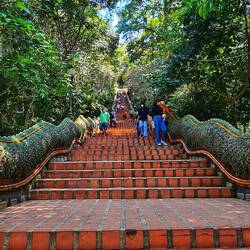 die 200 Stufen zum Tempel