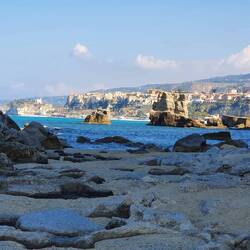 Ein Blick auf Tropea von der Nachbarbucht aus
