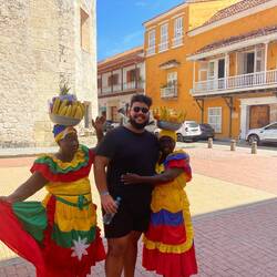 Damerne her er helt vilde med Simon fordi han er så høj, så de skulle have billede