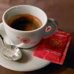 Café darf nicht fehlen. Mit einem Schluck Grappa