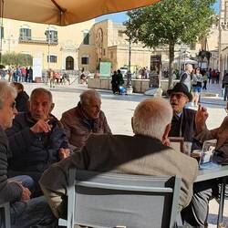 Am Hauptplatz von Matera: Männer beim morgendlichen Politisieren