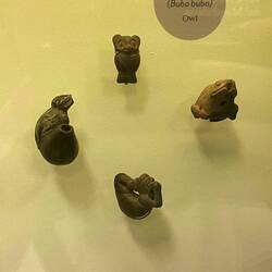 Kvinde der laver yoga (den nederste af statuerne)