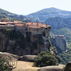 Iera Moni Varlaam, dahinter Roussanou