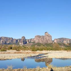 Blick über den Pinios zu den Metéora Felsen