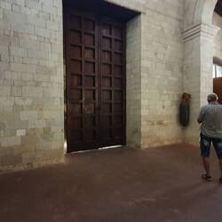 Rechts u. links hängen 2 nicht explodierte Bomben aus dem 2. Weltkrieg