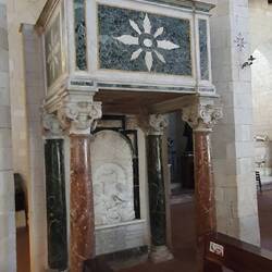 Kanzel aus roten, grünem und hellem Marmor