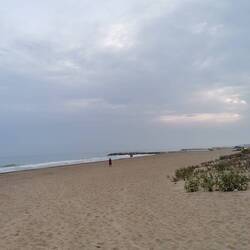 Fast menschenleeren Strand, dieses Jahr ist hier weniger los als letztes, viele Plätze stehen leer