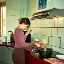 Avi ist konzentriert am Kochen🍽