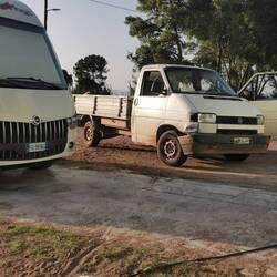 Der örtliche Dealer. Gleich mal Wein und Eier gekauft.