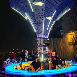 ziemlich coole Bar oben