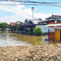 Überschwemmung 😔 aber Kids haben im Wasser Spaß 🙂