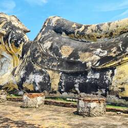 eine riesige liegende Buddhastatue