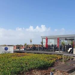 Eine der vielen schönen Strand Lokale